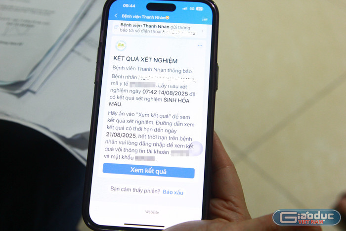 Kết quả xét nghiệm được trả về điện thoại cho người dân. Ảnh: Mạnh Đoàn gdvn-chuyen-doi-so-benh-vien.jpg