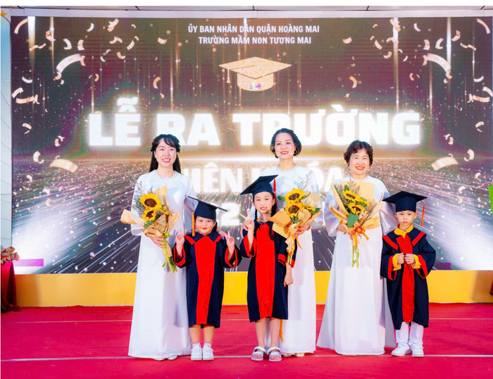 Các học sinh tặng hoa tri ân đến thầy cô tại buổi lễ. 0501b422-39fb-4e87-a666-cf4545f49fa6.jpg