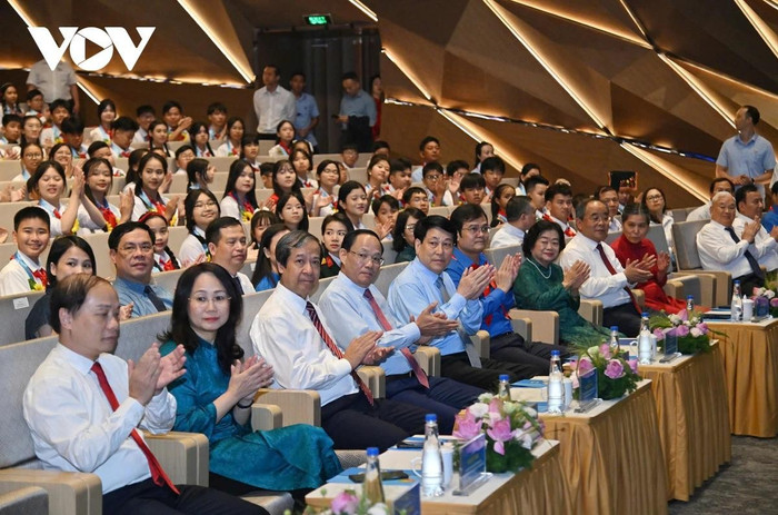 Các đại biểu và các cháu ngoan Bác Hồ dự lễ tuyên dương Các đại biểu và các cháu ngoan Bác Hồ dự lễ tuyên dương