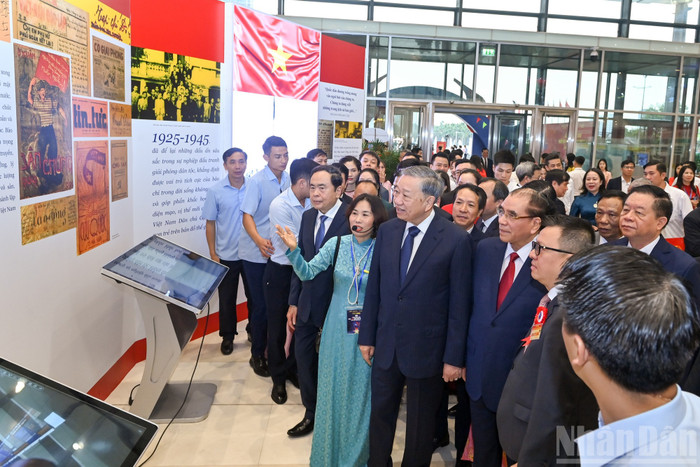 Tổng Bí thư Tô Lâm, các đồng chí lãnh đạo Đảng, Nhà nước và các đại biểu tham quan triển lãm ảnh, tư liệu, hiện vật lịch sử về truyền thống 100 năm Ngày Báo chí Cách mạng Việt Nam; thành tựu xu hướng phát triển báo chí trong kỷ nguyên mới; trưng bày các thiết bị, ứng dụng công nghệ báo chí-truyền thông hiện đại. Ảnh: Báo Nhân Dân hoi-bao-8512.jpg