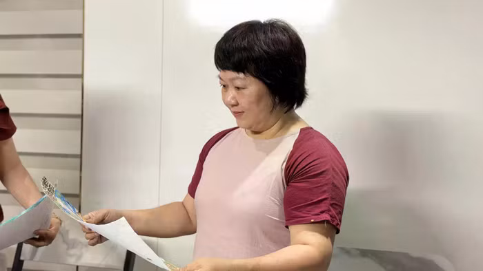 “Cảm xúc và thông điệp của các con là điều rất quan trọng, bởi qua mỗi bức tranh, các con đang kể một câu chuyện và thể hiện như một ‘cam kết hành động’ của mình với môi trường trong tương lai”, cô Thùy chia sẻ.