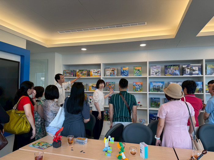 Đoàn nghe giới thiệu về các sản phẩm Gigo. anh-1.jpg