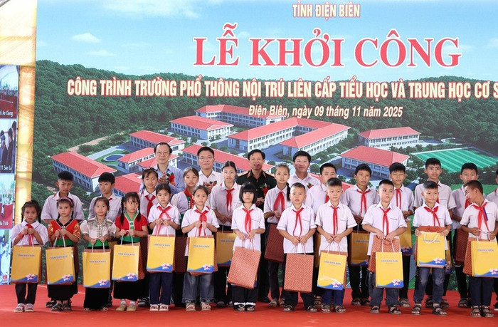 Phó Thủ tướng Lê Thành Long tặng quà cho các em học sinh có hoàn cảnh khó khăn. Ảnh: VGP/Đức Tuân