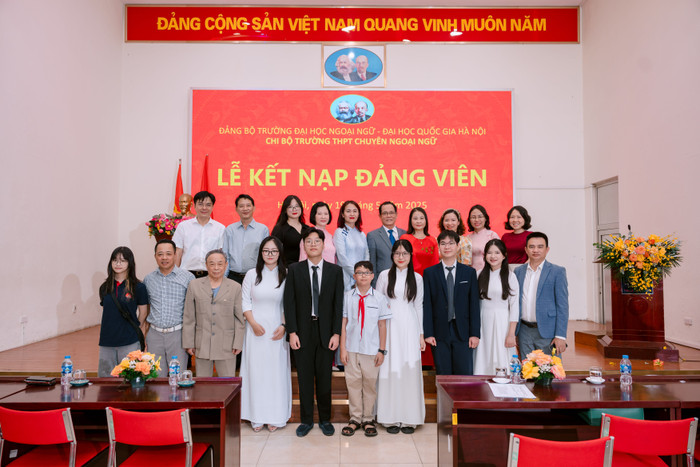 5 học sinh ưu tú được kết nạp Đảng chụp ảnh cùng gia đình. Ảnh: NTCC a7401708.jpg