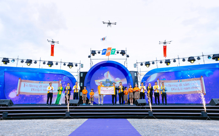 Tổ hợp Giáo dục FPT tại Huế được khánh thành trong bối cảnh cả nước triển khai quyết liệt 4 nghị quyết chiến lược: Nghị quyết 57-NQ/TW về đột phá phát triển khoa học, công nghệ, đổi mới sáng tạo và chuyển đổi số quốc gia; Nghị quyết 59-NQ/TW năm 2025 về hội nhập quốc tế trong tình hình mới; Nghị quyết 66-NQ/TW năm 2025 đổi mới công tác xây dựng và thi hành pháp luật đáp ứng yêu cầu phát triển đất nước trong kỷ nguyên mới; Nghị quyết 68-NQ/TW năm 2025 về phát triển kinh tế tư nhân. Đối với Huế, việc hình thành tổ hợp này gắn với mục tiêu xây dựng đô thị di sản có bản sắc, thông minh, lấy công nghệ và giáo dục làm trụ cột phát triển. Đại diện Tập đoàn FPT và lãnh đạo thành phố Huế thực hiện nghi thức Khánh thành Tổ hợp Giáo dục FPT Huế. anh-4.jpg