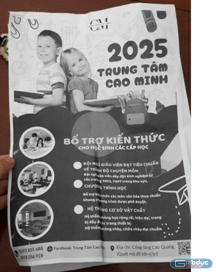 Tờ rơi được phát đến tay học sinh. Ảnh: Phụ huynh cung cấp gdvn-trung-tam-cao-minh.jpg