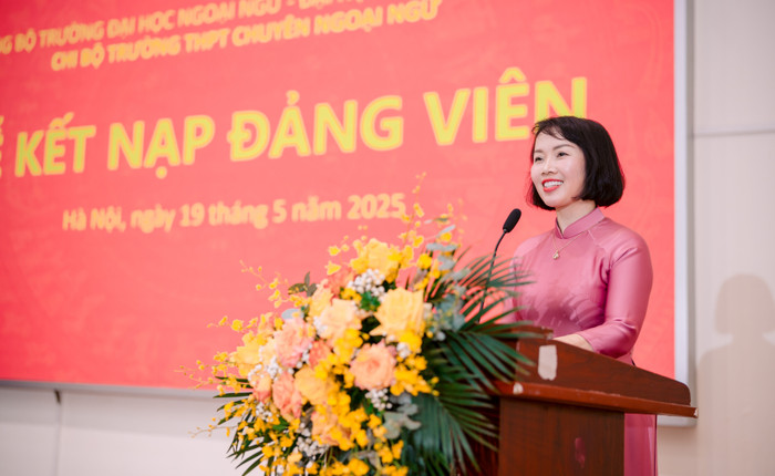 Đồng chí Đỗ Thị Ngọc Chi phát biểu chúc mừng và giao nhiệm vụ cho các đảng viên mới. a7401872.jpg
