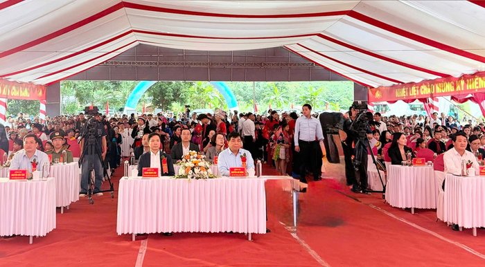 Phó Thủ tướng Chính phủ Nguyễn Chí Dũng dự Lễ Khởi công xây dựng dựng trường Phổ thông nội trú liên cấp Tiểu học và Trung học cơ sở Minh Tân tại thôn Tân Sơn, xã Minh Tân, tỉnh Tuyên Quang. Ảnh: VGP/Thu Sa