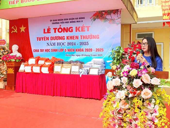 Cô Dương Liên Phương – đại diện Ban phát triển cộng đồng Hệ thống Trường liên cấp BMS phát biểu và trao tặng Khu vui chơi thể chất tại Trường Tiểu học Đồng Mai 2. z6648319829186-782773ea2be44090b200dccdeb6ed5d4.jpg