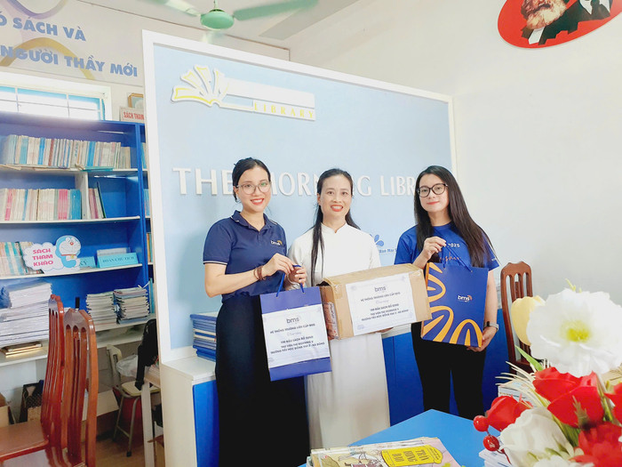 100 đầu sách bổ sung được gửi tặng thư viện The Morning V tại Trường tiểu học Đồng Mai 2 (Hà Đông). z6648319774605-fa70183205ab043217db790547bc5c17.jpg