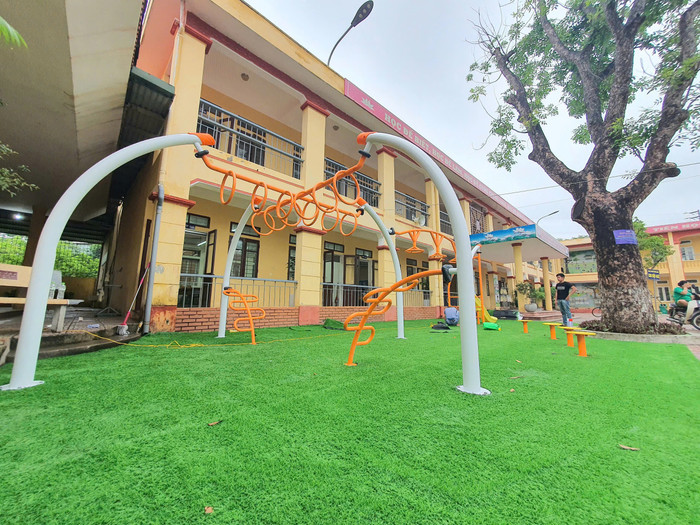 Hệ thống thiết bị hiện đại, được lắp đặt an toàn và phù hợp với lứa tuổi tiểu học, tạo điều kiện để học sinh thực hiện nhiều bài tập thể chất bổ ích. z6648319829043-4dd9840c77c86dc714c1ac5856544ee7.jpg