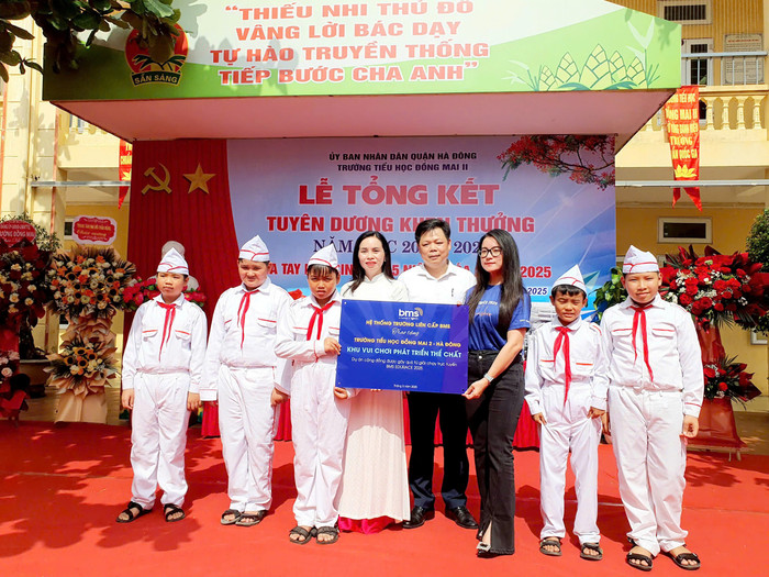 Ban giám hiệu Nhà trường và các học sinh Trường Tiểu học Đồng Mai 2 đón nhận món quà ý nghĩa trước thềm năm học mới 2025 – 2026 z6648319829041-d2217815de3d689d7e281162dd5e44c3.jpg