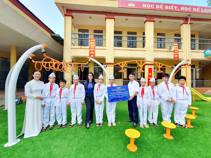 Khánh thành và bàn giao công trình khu vui chơi thể chất cho học sinh Trường Tiểu học Đồng Mai 2. z6648319829187-d46bd3028df218b30dfdc12508f323da.jpg