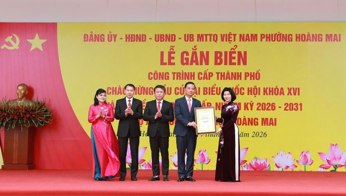 Chủ tịch Hội đồng nhân dân Thành phố Phùng Thị Hồng Hà trao Bằng công nhận công trình cho Bí thư Đảng ủy, Chủ tịch Hội đồng nhân dân phường Hoàng Mai Nguyễn Xuân Linh