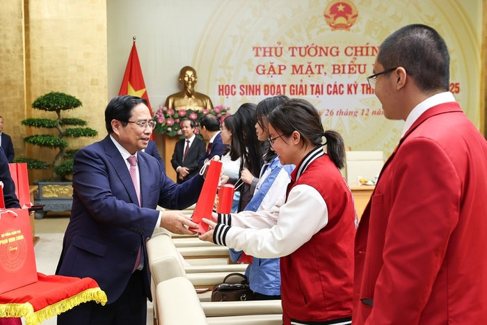 Thủ tướng Phạm Minh Chính tặng quà các em học sinh đoạt giải tại các kỳ thi quốc tế năm 2025. Ảnh: VGP/Nhật Bắc