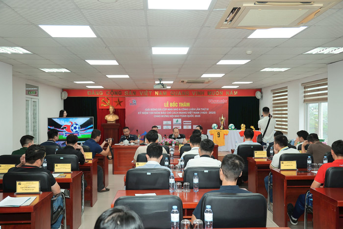 Quang cảnh lễ bốc thăm phân cặp Giải bóng đá Cúp Nhà báo và Công luận lần thứ IV. Quang cảnh lễ bốc thăm phân cặp Giải bóng đá Cúp Nhà báo và Công luận lần thứ IV.