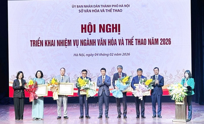 Ban lãnh đạo Sở Văn hóa và Thể thao Hà Nội tặng hoa chúc mừng 5 cá nhân có đóng góp xuất sắc đối với ngành Văn hóa Thủ đô được nhận Bằng khen của Thủ tướng Chính phủ.