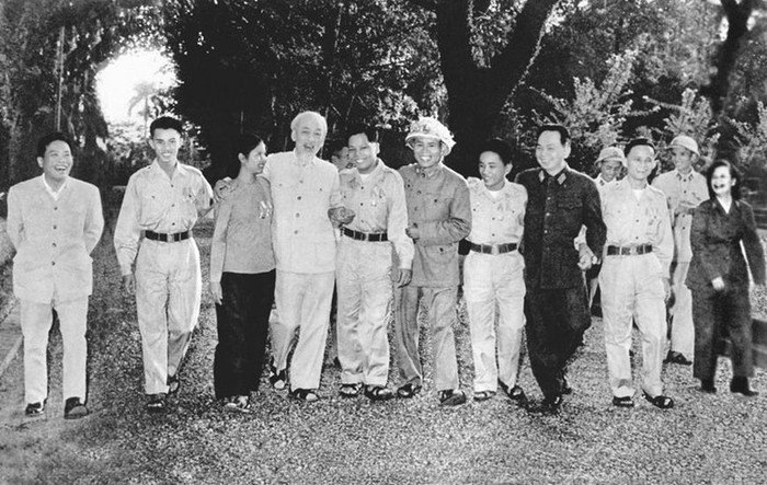 Chủ tịch Hồ Chí Minh, Đại tướng Võ Nguyên Giáp cùng đoàn đại biểu Anh hùng LLVT nhân dân giải phóng miền Nam trong vườn xoài ở Phủ Chủ tịch (tháng 11/1965). Ảnh: tư liệu Chủ tịch Hồ Chí Minh, Đại tướng Võ Nguyên Giáp cùng đoàn đại biểu Anh hùng LLVT nhân dân giải phóng miền Nam trong vườn xoài ở Phủ Chủ tịch (tháng 11/1965). Ảnh: tư liệu