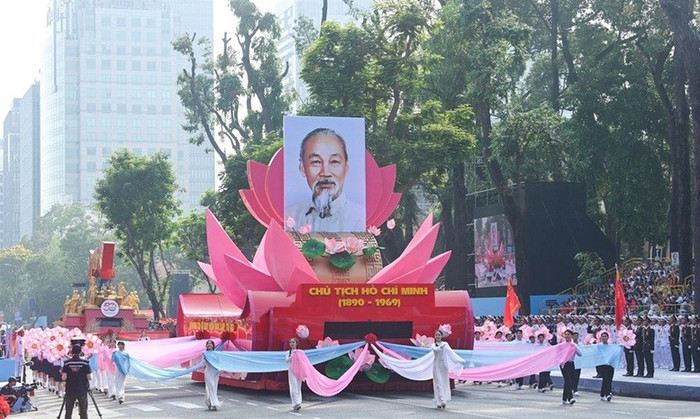 Rước chân dung Chủ tịch Hồ Chí Minh trong chương trình diễu binh, diễu hành kỷ niệm 50 năm Ngày Giải phóng miền Nam, thống nhất đất nước (30/4/1975-30/4/2025). bac-ho-2025-a-1747524662320309558486.jpg