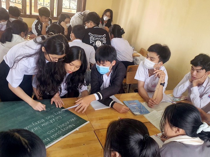 Buổi dạy thực nghiệm Tài liệu giáo dục địa phương (chủ đề 6) của lớp 11 tại Trường Trung học phổ thông Võ Nguyên Giáp (Quảng Ngãi). Ảnh: quangngai.edu.vn. lop611-4597.jpg