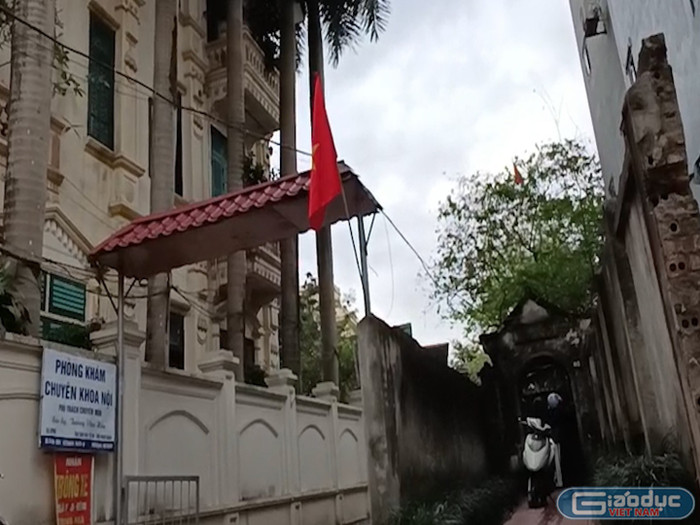 Tan ca học, cô Th. khóa cửa cơ sở. gv-thpt-ngo-thi-nham-day-them-hoc-sinh-chinh-khoa-1-113-9823.jpg