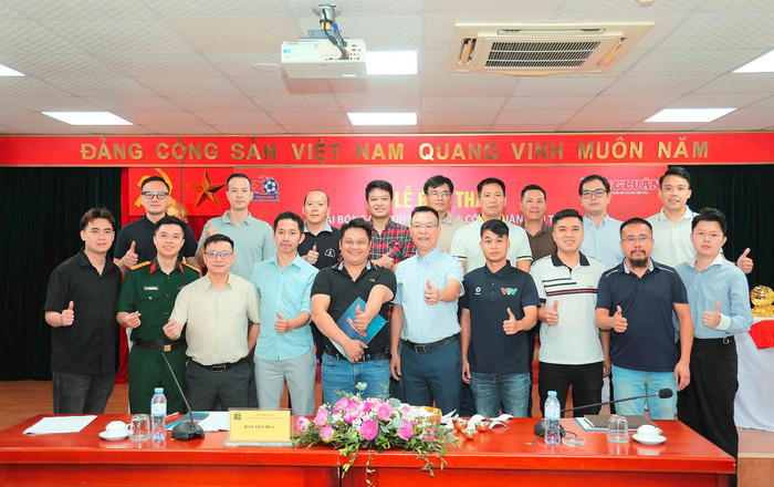 Đại diện các đội bóng chụp hình lưu niệm sau Lễ bốc thăm phân cặp Giải bóng đá Cúp Nhà báo và Công luận lần thứ IV năm 2025. Đại diện các đội bóng chụp hình lưu niệm sau Lễ bốc thăm phân cặp Giải bóng đá Cúp Nhà báo và Công luận lần thứ IV năm 2025.