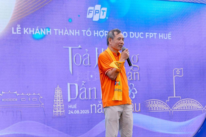 Ông Lê Trường Tùng - Chủ tịch Hội đồng trường, Trường Đại học FPT phát biểu tại buổi lễ. Ông Lê Trường Tùng - Chủ tịch Hội đồng trường, Trường Đại học FPT phát biểu tại buổi lễ.