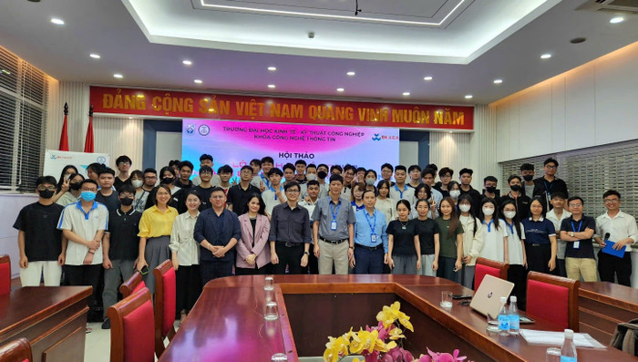 Đại biểu và sinh viên tham dự hội thảo chụp ảnh lưu niệm. z6644322251076-32f1b4a5adea74b26918c03c2a83e1ac.jpg