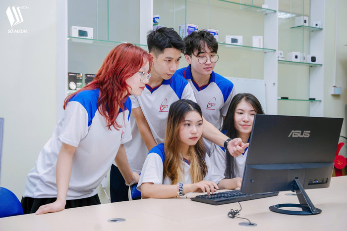 Sinh viên thực hiện bài tập nhóm. a41f9a934f4ac7149e5b.jpg