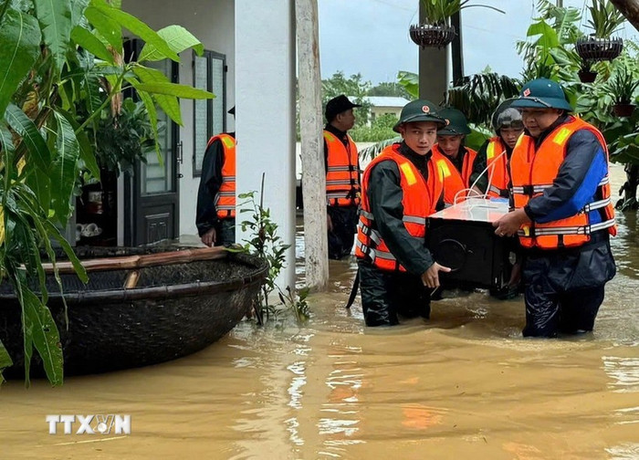 Lực lượng Bộ đội Biên phòng thành phố Đà Nẵng giúp dân vùng lũ vận chuyển tài sản đến nơi an toàn. (Ảnh: Trần Tĩnh/TTXVN) bo-doi-bien-phong-giup-dan-vung-lu-den-noi-an-toan-2.jpg