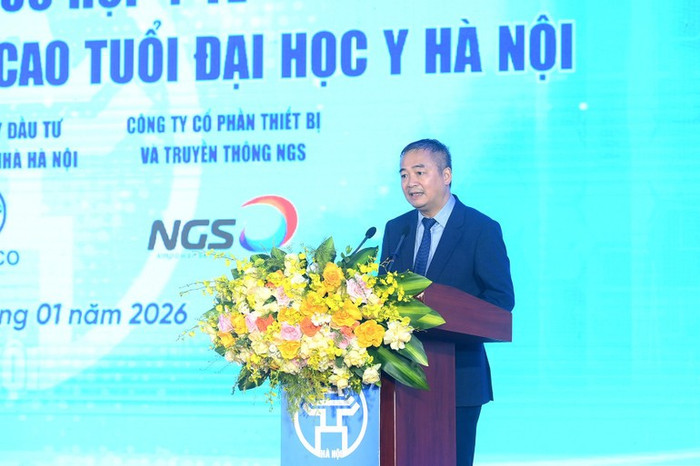 Phó Giáo sư, Tiến sĩ Nguyễn Lân Hiếu, Giám đốc Bệnh viện Đại học Y Hà Nội báo cáo tại lễ khởi công. Ảnh: Đăng Khoa
