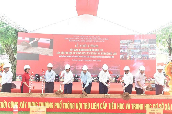 Phó Thủ tướng Mai Văn Chính cùng các đại biểu thực hiện nghi thức khởi công xây dựng Trường Phổ thông nội trú liên cấp tiểu học và trung học cơ sở tại xã Ia Rvê, Đắk Lắk. Ảnh: VGP/Giang Thanh