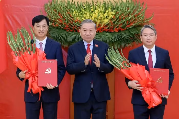 Tổng Bí thư, Chủ tịch nước Tô Lâm trao quyết định cho các đồng chí Nguyễn Duy Ngọc và Nguyễn Hải Ninh. Ảnh: Đăng Khoa