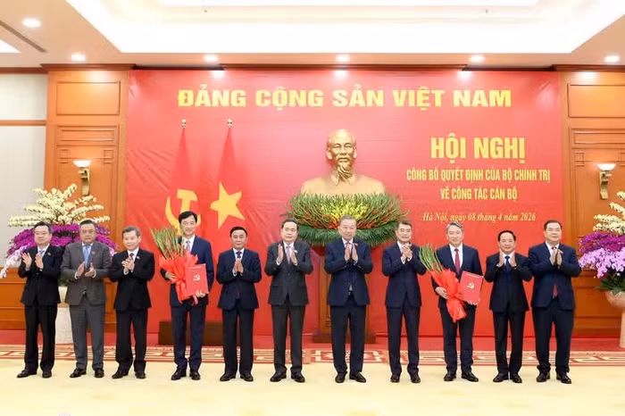 Tổng Bí thư, Chủ tịch nước Tô Lâm và các đồng chí lãnh đạo Đảng, Nhà nước chúc mừng đồng chí Nguyễn Duy Ngọc và đồng chí Nguyễn Hải Ninh. Ảnh: Đăng Khoa