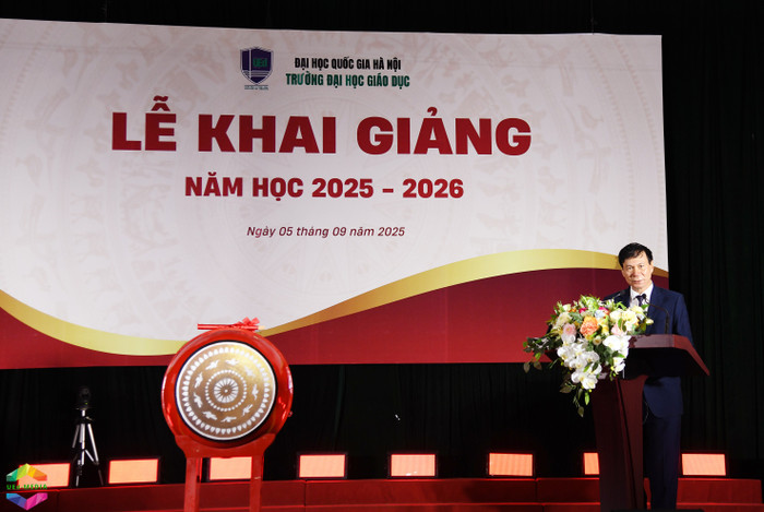 Hiệu trưởng Giáo sư, Tiến sĩ, Nhà giáo ưu tú Nguyễn Quý Thanh phát biểu tại lễ khai giảng. dsc-4770-1.jpg