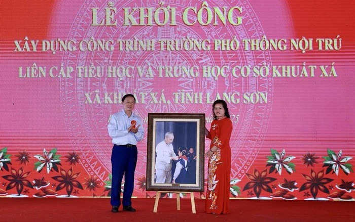 Phó Thủ tướng Trần Hồng Hà tặng quà lưu niệm cho Trường Phổ thông dân tộc nội trú liên cấp Tiểu học và Trung học cơ sở Khuất Xá. Ảnh: VGP/Minh Khôi