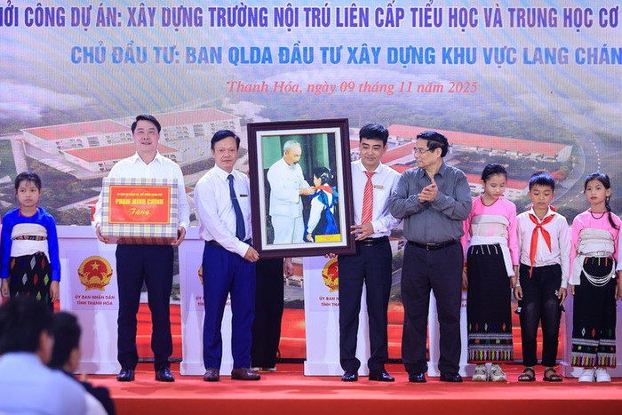 Thủ tướng Phạm Minh Chính tặng quà lưu niệm cho Trường nội trú liên cấp Tiểu học và Trung học cơ sở xã Yên Khương, Thanh Hóa. Ảnh: VGP/Nhật Bắc