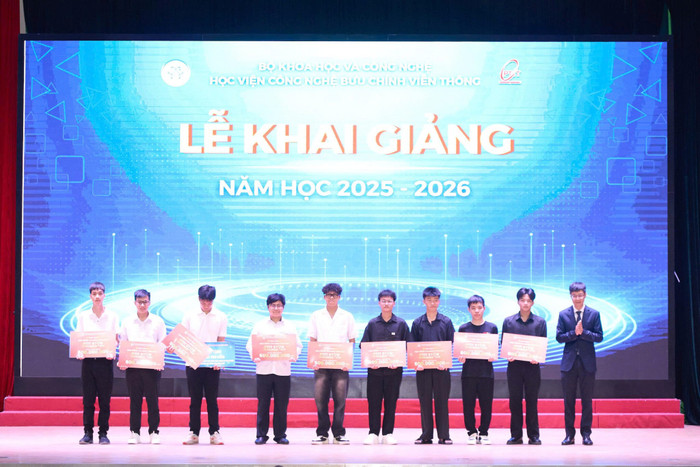 GS.TS Từ Minh Phương, Bí thư Đảng ủy, Chủ tịch Hội đồng Học viện trao học bổng Tài năng Tinh hoa – PTIT Star Scholarship 2025 cho các tân sinh viên tại Lễ khai giảng năm học 2025-2026. gs-tu-minh-phuong.jpg