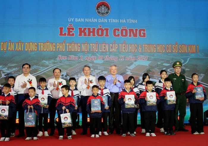 Phó Thủ tướng Thường trực Chính phủ Nguyễn Hòa Bình tặng quà các em học sinh Trường nội trú liên cấp Tiểu học – Trung học cơ sở Sơn Kim 1. Ảnh: VGP/Nguyễn Hoàng