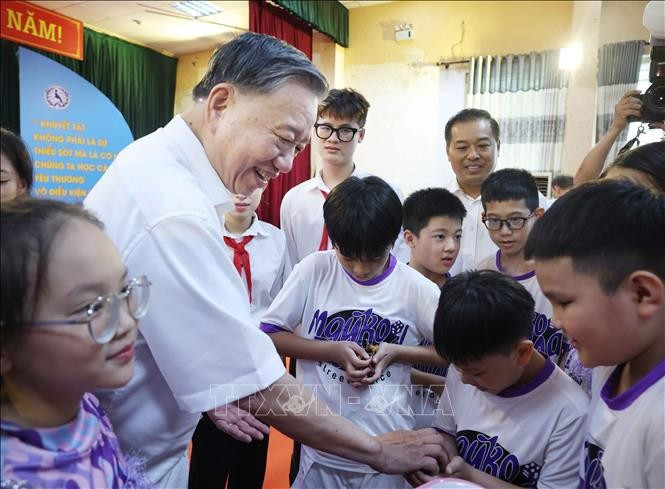 Tổng Bí thư Tô Lâm tặng quà cho các học sinh. Ảnh: Thống Nhất/TTXVN qua-1625.jpg