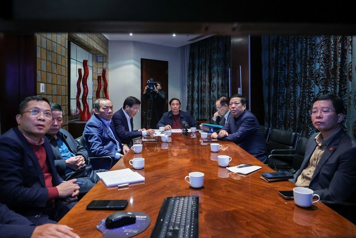 Đây là lần thứ hai, trong chuyến công tác thăm chính thức Kuwait và Algeria, tham dự Hội nghị Thượng đỉnh G20, Thủ tướng chủ trì cuộc họp trực tuyến với trong nước về tình hình mưa lũ, ứng phó, khắc phục hậu quả thiên tai, sau cuộc họp ngày 20/11 từ Algeria. Ảnh: VGP/Nhật Bắc