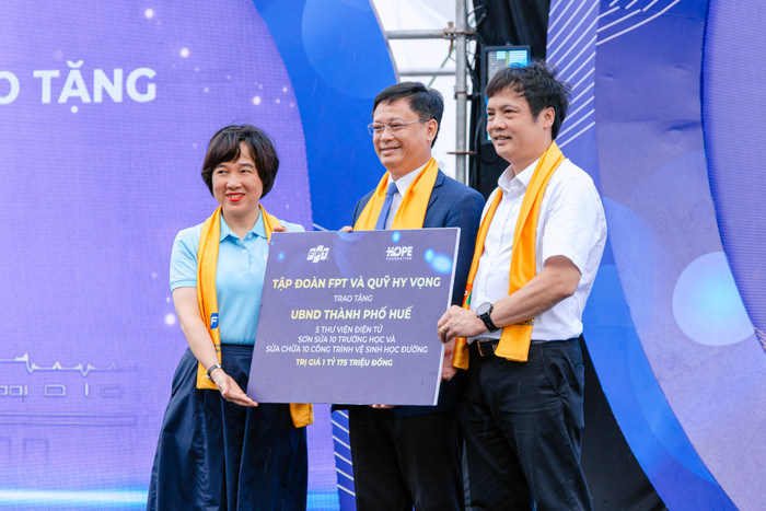 Ông Nguyễn Văn Khoa - Tổng Giám đốc Tập đoàn FPT và bà Nguyễn Xuân Tú - Giám đốc điều hành Quỹ Hy vọng trao tặng tặng Ủy ban nhân dân thành phố Huế 5 thư việc điện tử; sơn sửa 10 trường học và sửa chữa 10 công trình vệ sinh học đường trị giá 1,175 tỷ đồng. anh-1-1.jpg