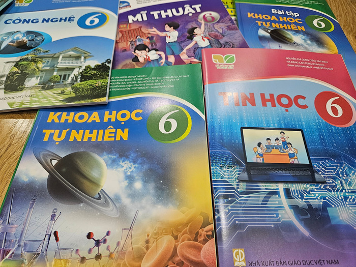 Sách giáo khoa được phụ huynh đăng ký mua tại nhà trường đã đến tay học sinh trước thềm năm học mới. Ảnh: Phụ huynh cung cấp 20250803-173642.jpg