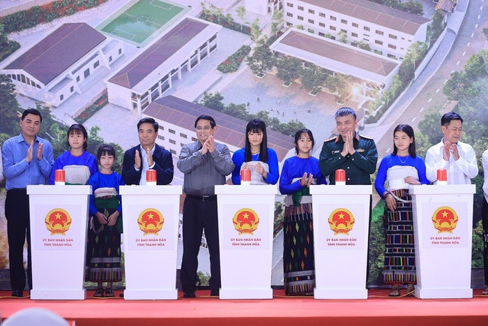 Thủ tướng mong muốn và tin tưởng, với tinh thần &quot;đã nói là làm, đã cam kết là phải thực hiện, đã làm, đã thực hiện là phải có sản phẩm cân, đong, đo, đếm, lượng hóa được&quot; và sự vào cuộc quyết liệt của cả hệ thống chính trị, toàn dân, toàn quân, chương trình xây dựng các trường nội trú phổ thông liên cấp tiểu học và trung học cơ sở tại các xã biên giới đất liền sẽ thành công tốt đẹp. Ảnh: VGP/Nhật Bắc