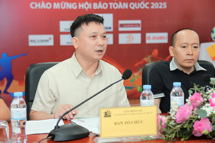 Nhà báo Hữu Kế, thành viên Ban tổ chức giải phổ biến về Điều lệ giải cho các đội bóng tham dự. Nhà báo Hữu Kế, thành viên Ban tổ chức giải phổ biến về Điều lệ giải cho các đội bóng tham dự.