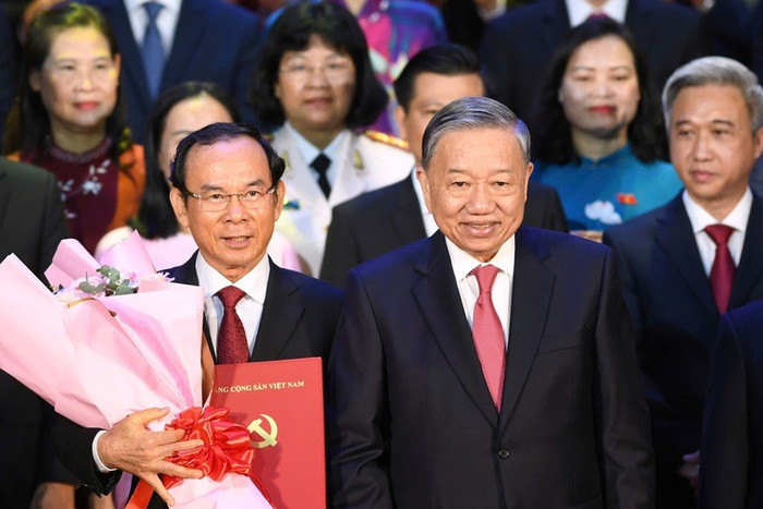 Tổng Bí thư Tô Lâm cùng đồng chí Nguyễn Văn Nên, Ủy viên Bộ Chính trị, Bí thư Thành ủy Thành phố Hồ Chí Minh và các đồng chí trong ban lãnh đạo Thành phố Hồ Chí Minh. Ảnh: VGP Tổng Bí thư Tô Lâm cùng đồng chí Nguyễn Văn Nên, Ủy viên Bộ Chính trị, Bí thư Thành ủy Thành phố Hồ Chí Minh và các đồng chí trong ban lãnh đạo Thành phố Hồ Chí Minh. Ảnh: VGP