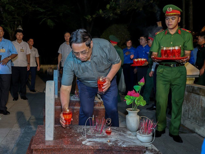 Thủ tướng Chính phủ Phạm Minh Chính thắp nến tri ân các Anh hùng liệt sĩ. Ảnh: VGP/Nhật Bắc Thủ tướng Chính phủ Phạm Minh Chính thắp nến tri ân các Anh hùng liệt sĩ. Ảnh: VGP/Nhật Bắc