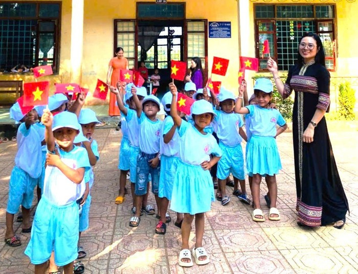 Cô và trò Trường Mầm non Hoa Phượng (xã Kon Đào, tỉnh Quảng Ngãi) trong một hoạt động. Ảnh tư liệu: NTCC image.jpg