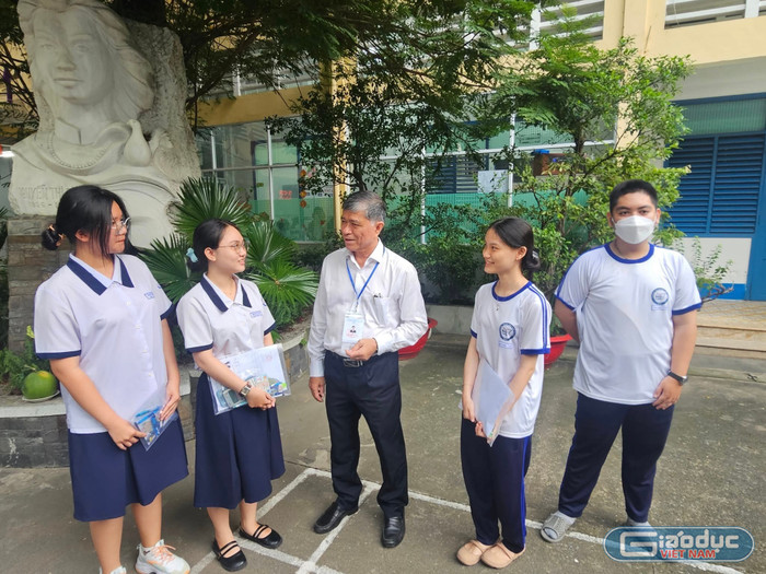 Ông Nguyễn Văn Hiếu động viên thí sinh trước giờ thi môn Ngữ văn. Ảnh: V.D gdvn-ts-nguyen-van-hieu.jpg