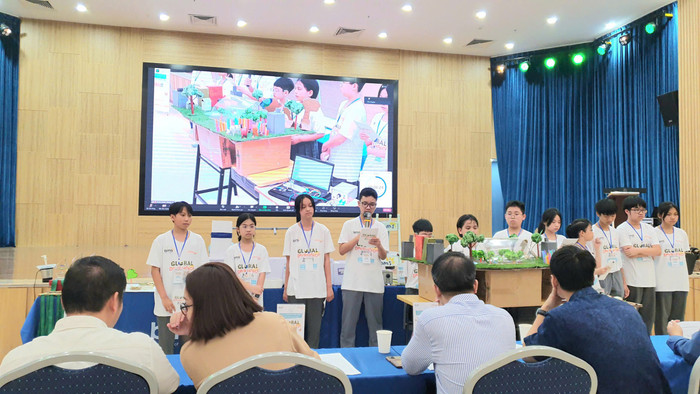 Nguyễn Đức An thuyết trình ý tưởng xanh tại cuộc thi khoa học STEM toàn cầu. ban-mai.jpg